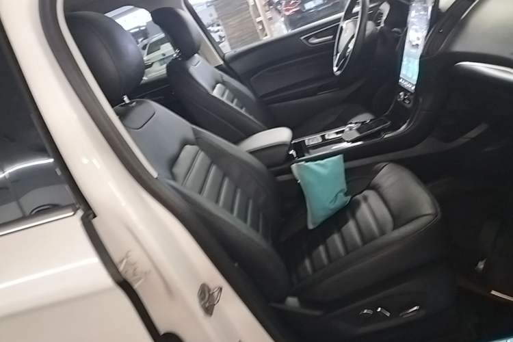 Used Ford Edge 2020 EcoBoost 245 Two-Wheel Drive Titanium 7-Seater Right Front Seat