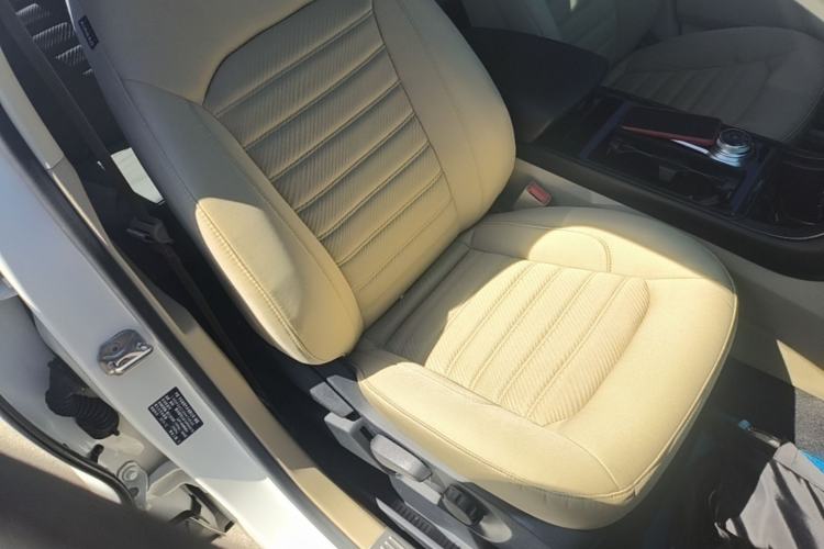Used Ford Edge 2020 EcoBoost 245 Two-Wheel-Drive Titanium 5-Seater Right Front Seat