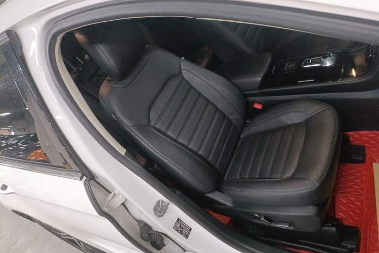 Used Ford Edge 2020 EcoBoost 245 Two-Wheel Drive Titanium 7-Seater Right Front Seat