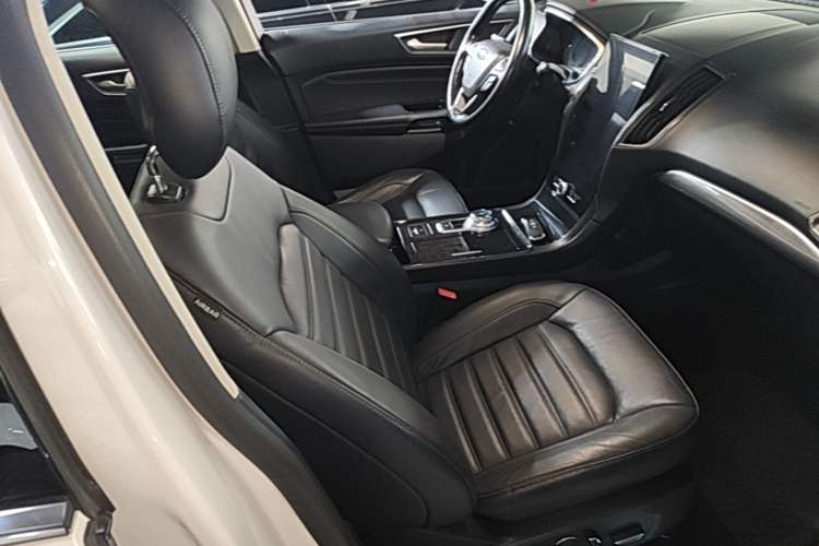 Used Ford Edge 2020 EcoBoost 245 Two-Wheel Drive Titanium 7-Seater Right Front Seat