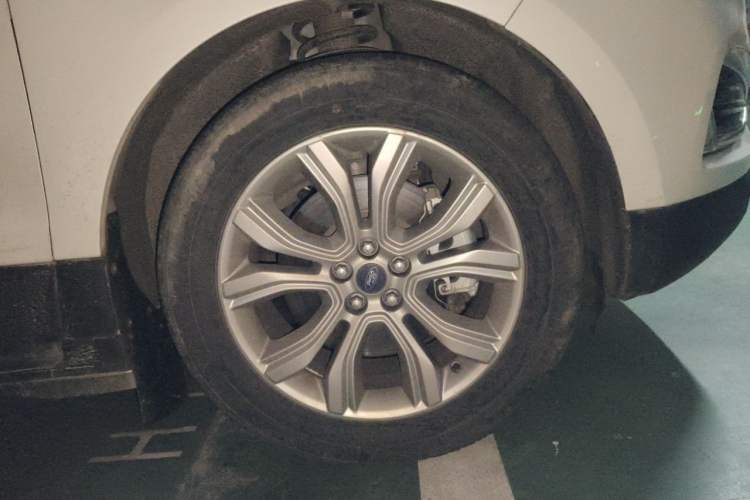 Used Ford Edge 2020 EcoBoost 245 Two-Wheel-Drive Platinum Edition 7-Seater Right Front Wheel Hub