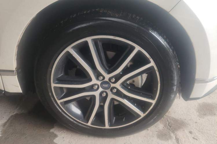 Used Ford Edge 2020 EcoBoost 245 Two-Wheel Drive Titanium 7-Seater Right Front Wheel Hub