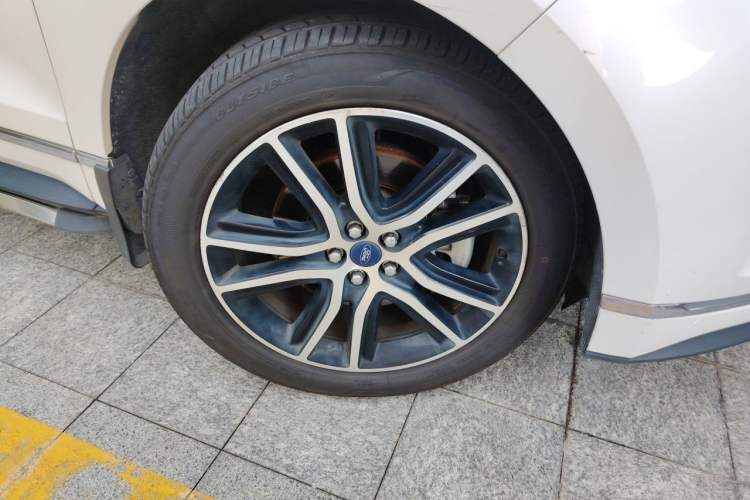 Used Ford Edge 2020 EcoBoost 245 Two-Wheel Drive Titanium 7-Seater Right Front Wheel Hub