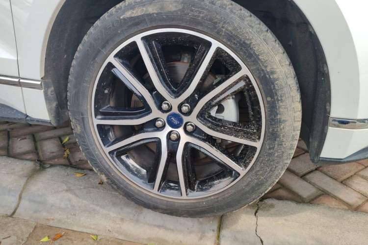 Used Ford Edge 2020 EcoBoost 245 Two-Wheel Drive Titanium 7-Seater Right Front Wheel Hub