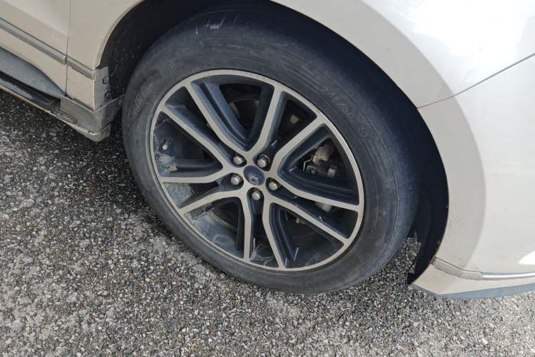 Used Ford Edge 2020 EcoBoost 245 Two-Wheel Drive Titanium 7-Seater Right Front Wheel Hub
