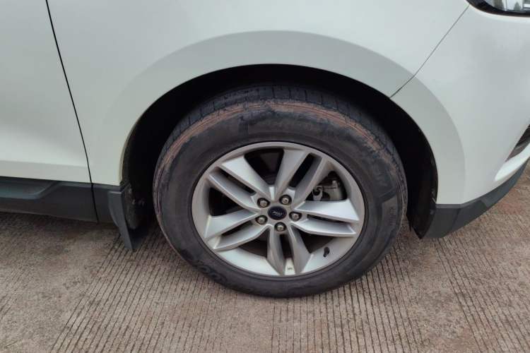 Used Ford Edge 2020 EcoBoost 245 Two-Wheel-Drive Titanium 5-Seater Right Front Wheel Hub