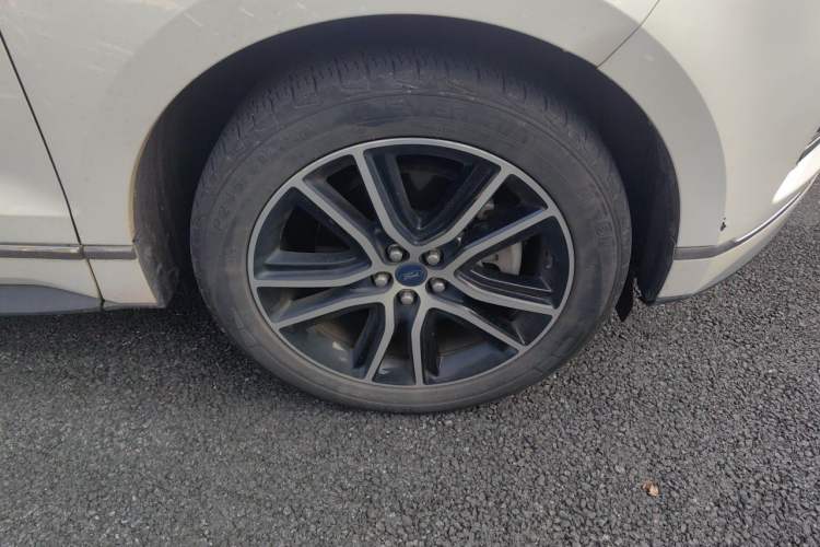 Used Ford Edge 2020 EcoBoost 245 Two-Wheel Drive Titanium 7-Seater Right Front Wheel Hub