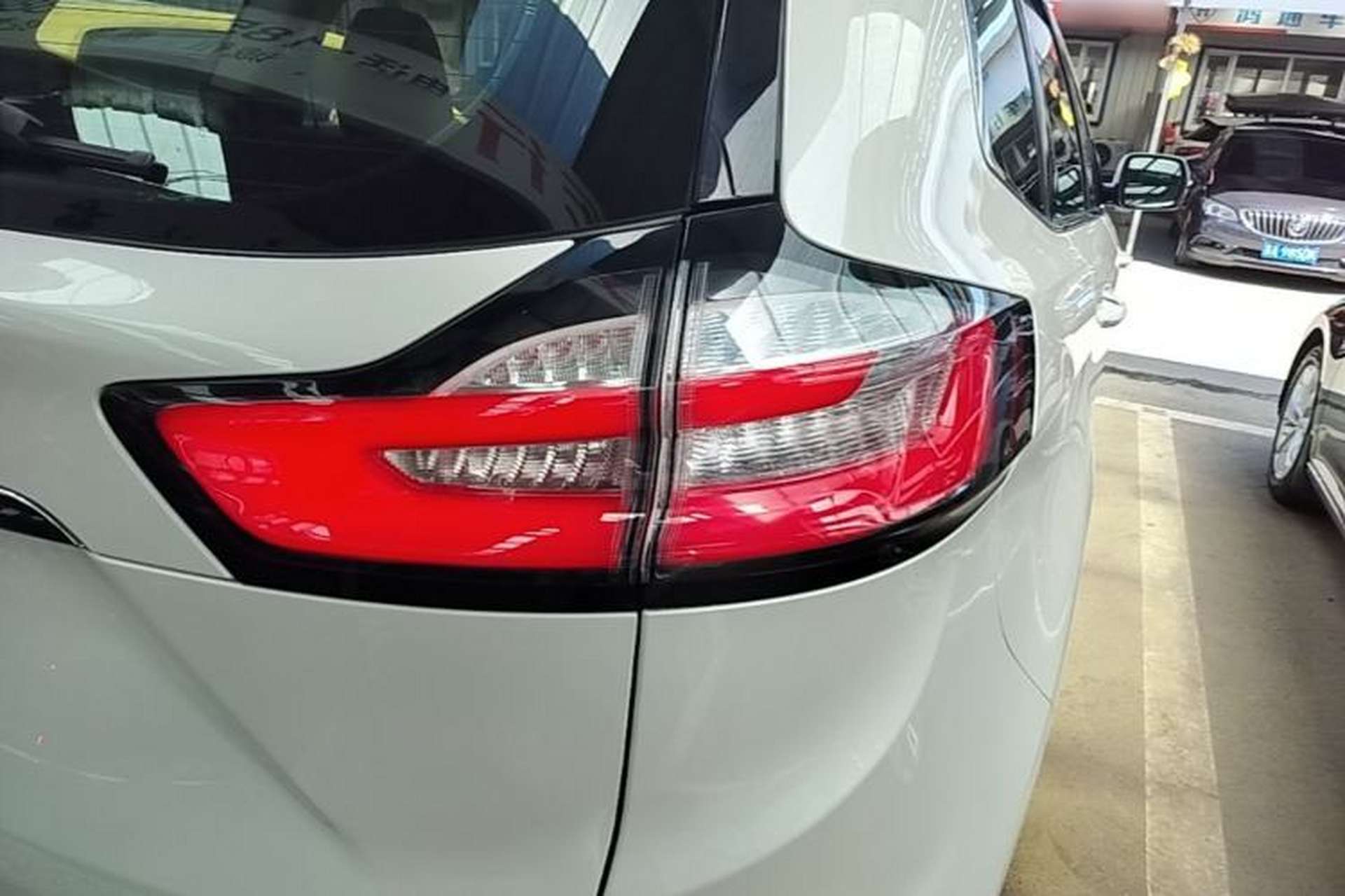 Used Ford Edge 2020 EcoBoost 245 Two-Wheel-Drive Platinum Edition 5 Seats Right Rear Taillight