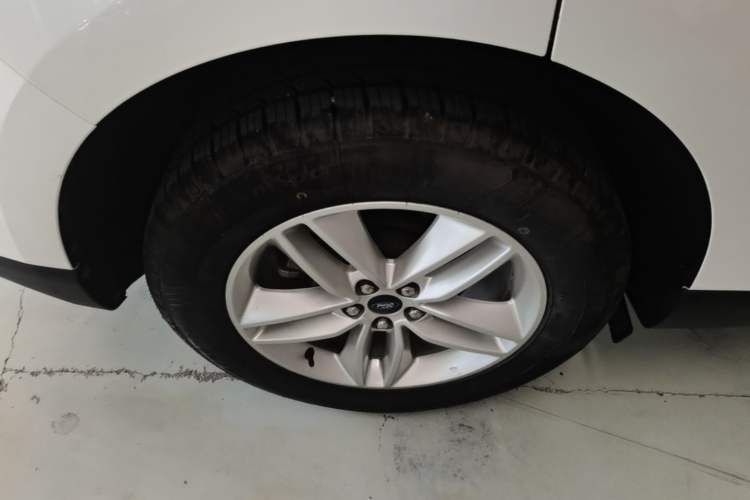 Used Ford Edge 2020 EcoBoost 245 Two-Wheel-Drive Titanium 5-Seater Right Rear Wheel Hub