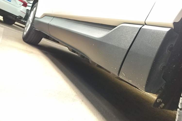 Used Ford Edge 2020 EcoBoost 245 Two-Wheel-Drive Platinum Edition 5 Seats Right Side Sill