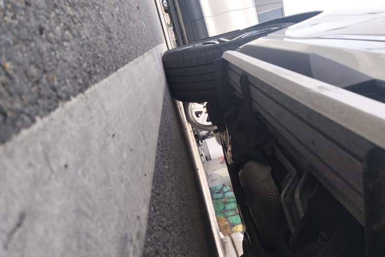 Used Ford Edge 2020 EcoBoost 245 Two-Wheel Drive Titanium 7-Seater Right Side Sill