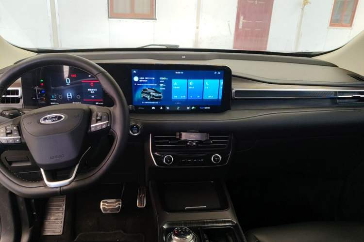 Used Ford Edge 2021 PLUS EcoBoost 245 Two-Wheel-Drive Titanium 7-Seater Audio And AC Panel