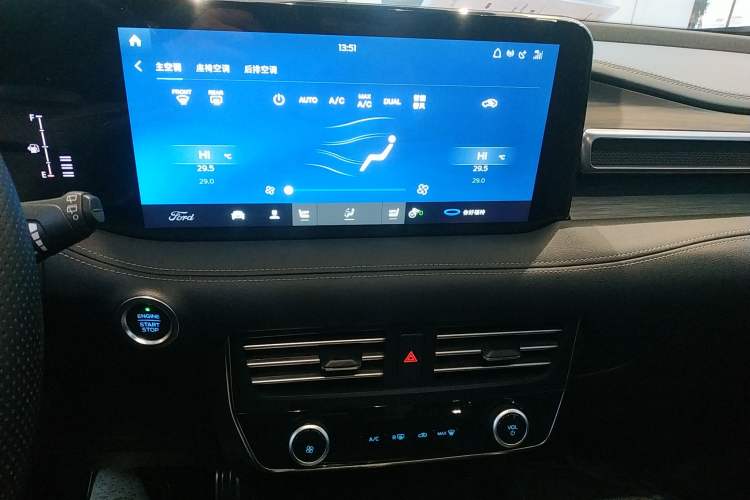 Used Ford Edge 2021 PLUS EcoBoost 245 Two-Wheel-Drive Titanium 7-Seater Audio And AC Panel