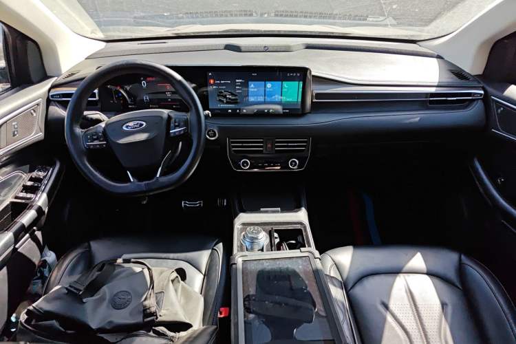 Used Ford Edge 2021 PLUS EcoBoost 245 Two-Wheel-Drive Titanium 7-Seater Center Console