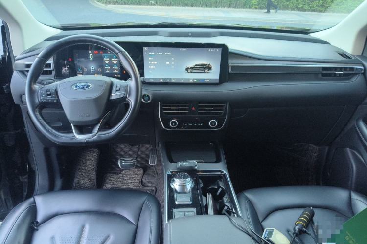 Used Ford Edge 2021 PLUS EcoBoost 245 Two-Wheel-Drive Titanium 7-Seater Center Console