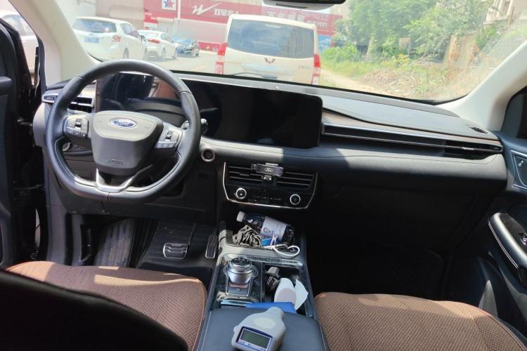 Used Ford Edge 2021 PLUS EcoBoost 245 Two-Wheel-Drive Titanium 7-Seater Center Console