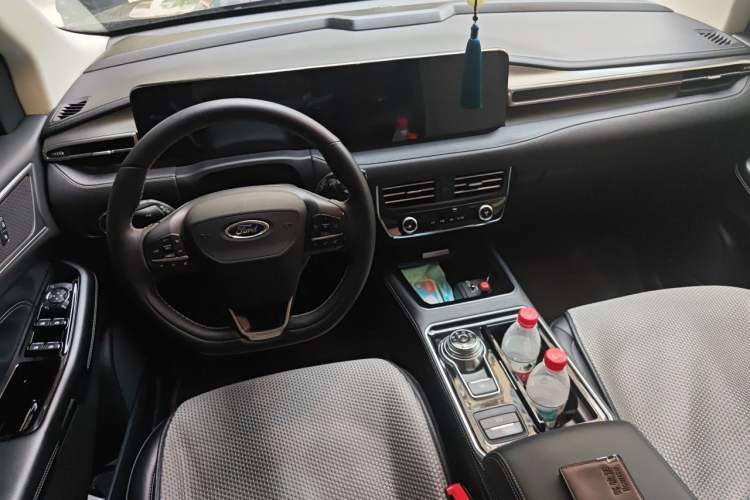 Used Ford Edge 2021 PLUS EcoBoost 245 Two-Wheel-Drive Platinum Edition 5 Seats Center Console