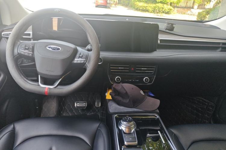 Used Ford Edge 2021 PLUS EcoBoost 245 Two-Wheel-Drive Titanium 7-Seater Center Console