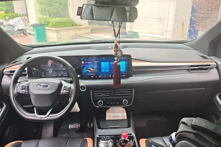 Used Ford Edge 2021 PLUS EcoBoost 245 Four-Wheel Drive Titanium Edition 7-Seater Center Console