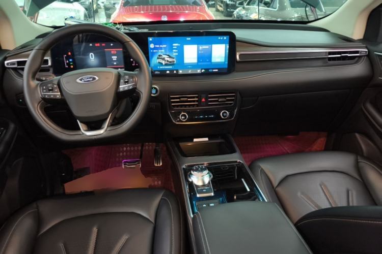 Used Ford Edge 2021 Facelifted PLUS EcoBoost 245 Two-Wheel Drive XLT 7-Seater Center Console