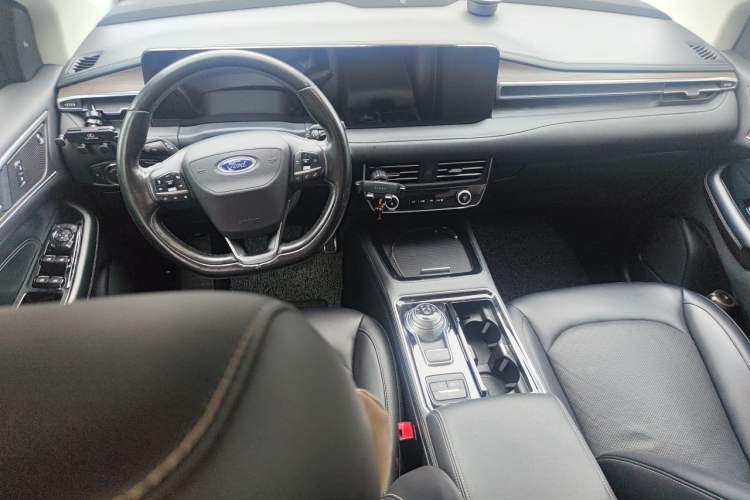 Used Ford Edge 2021 PLUS EcoBoost 245 Two-Wheel-Drive Titanium 7-Seater Center Console
