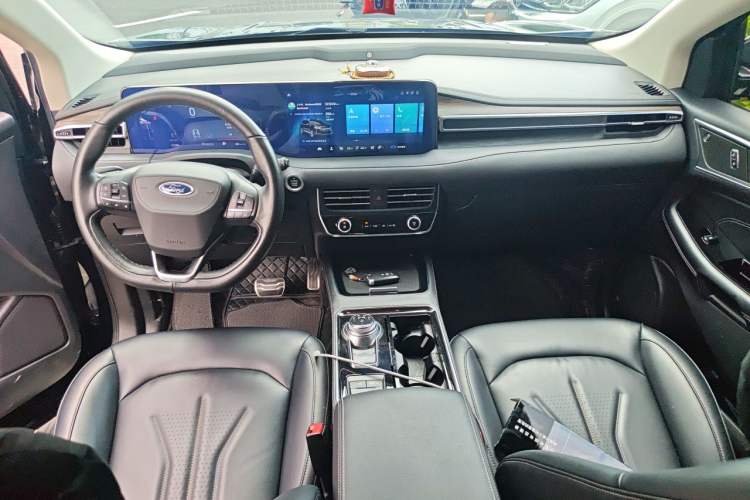 Used Ford Edge 2021 PLUS EcoBoost 245 Two-Wheel-Drive Titanium 7-Seater Center Console