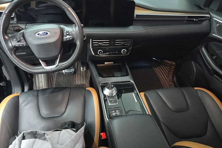 Used Ford Edge 2021 PLUS EcoBoost 245 Four-Wheel Drive Titanium Edition 7-Seater Center Console