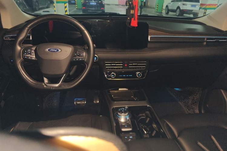 Used Ford Edge 2021 PLUS EcoBoost 245 Two-Wheel-Drive Titanium 7-Seater Center Console