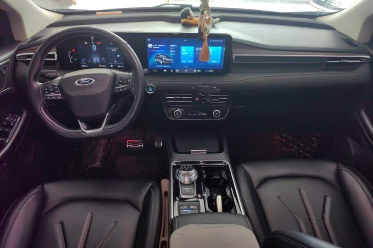 Used Ford Edge 2021 PLUS EcoBoost 245 Two-Wheel-Drive Titanium 7-Seater Center Console
