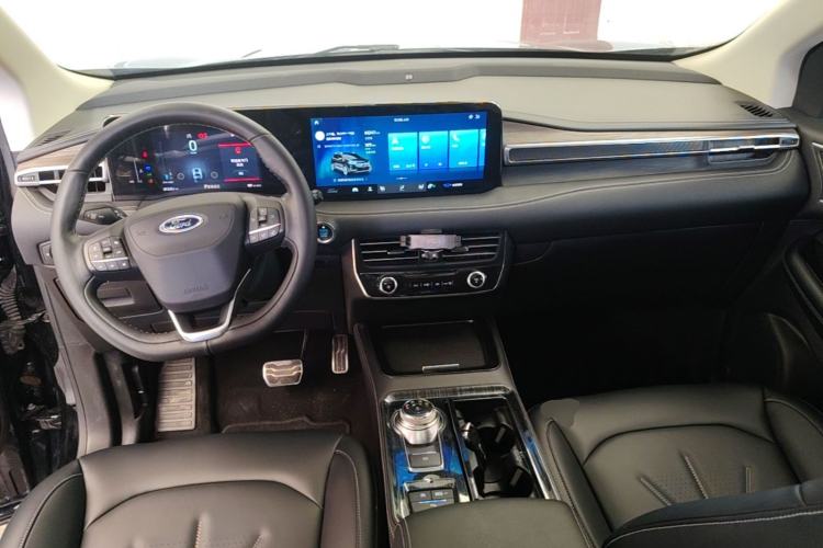 Used Ford Edge 2021 PLUS EcoBoost 245 Two-Wheel-Drive Titanium 7-Seater Center Console