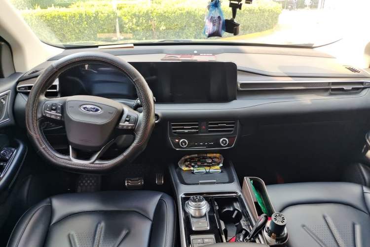 Used Ford Edge 2021 Facelifted PLUS EcoBoost 245 Two-Wheel Drive XLT 7-Seater Center Console