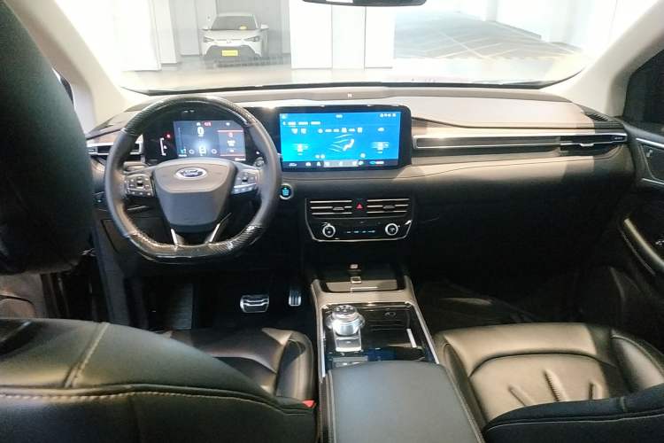 Used Ford Edge 2021 PLUS EcoBoost 245 Two-Wheel-Drive Titanium 7-Seater Center Console