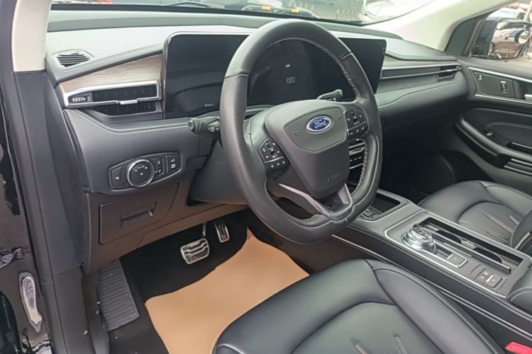 Used Ford Edge 2021 PLUS EcoBoost 245 Two-Wheel-Drive Titanium 7-Seater Center Console