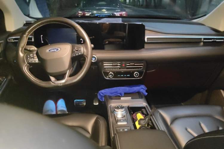 Used Ford Edge 2021 PLUS EcoBoost 245 Two-Wheel-Drive Titanium 7-Seater Center Console
