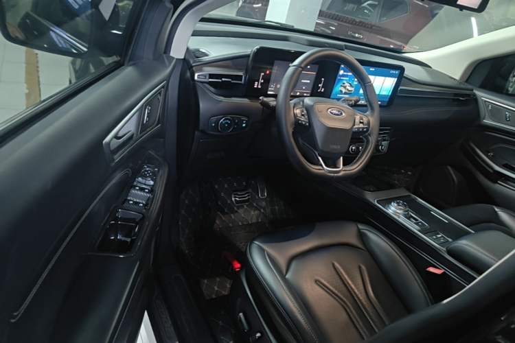 Used Ford Edge 2021 PLUS EcoBoost 245 Two-Wheel-Drive Titanium 7-Seater Driver Seat
