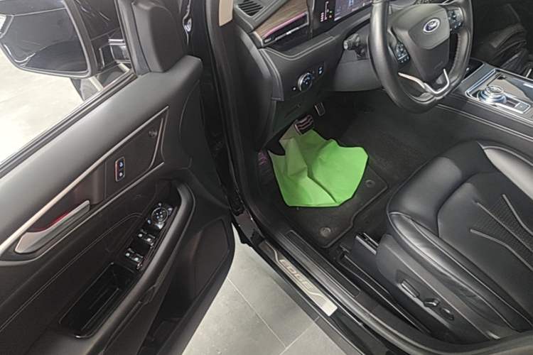 Used Ford Edge 2021 PLUS EcoBoost 245 Two-Wheel-Drive Titanium 7-Seater Driver Seat