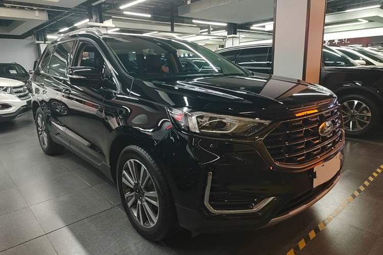 Used Ford Edge 2021 PLUS EcoBoost 245 Two-Wheel-Drive Platinum Edition 5 Seats Front Right 45 Deg