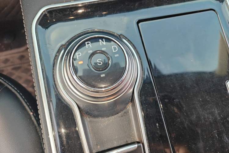 Used Ford Edge 2021 PLUS EcoBoost 245 Two-Wheel-Drive Platinum Edition 5 Seats Gear Lever