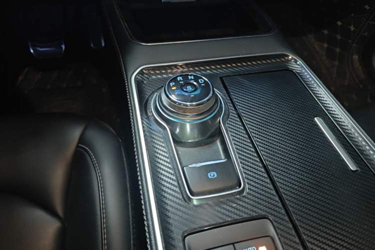 Used Ford Edge 2021 PLUS EcoBoost 245 Two-Wheel-Drive Titanium 7-Seater Gear Lever