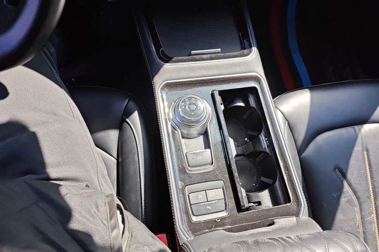 Used Ford Edge 2021 PLUS EcoBoost 245 Two-Wheel-Drive Titanium 7-Seater Gear Lever