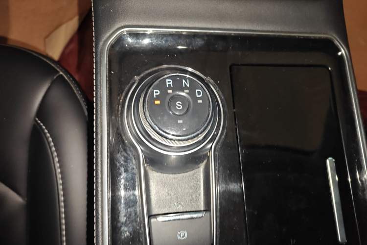 Used Ford Edge 2021 PLUS EcoBoost 245 Two-Wheel-Drive Titanium 7-Seater Gear Lever