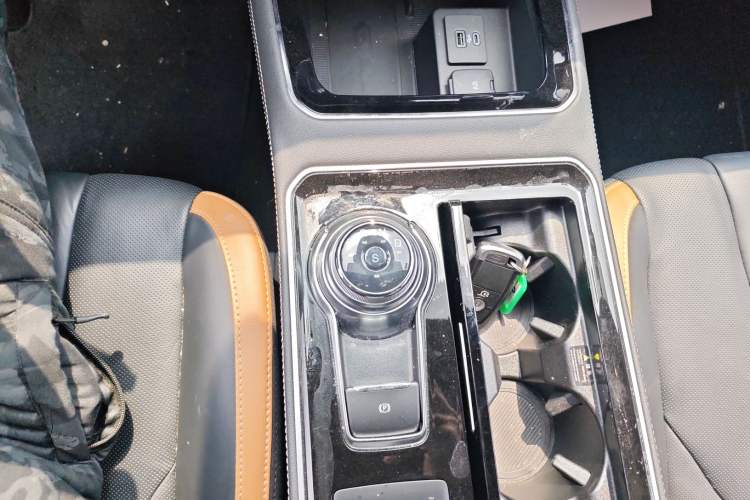 Used Ford Edge 2021 PLUS EcoBoost 245 Four-Wheel Drive Titanium Edition 7-Seater Gear Lever