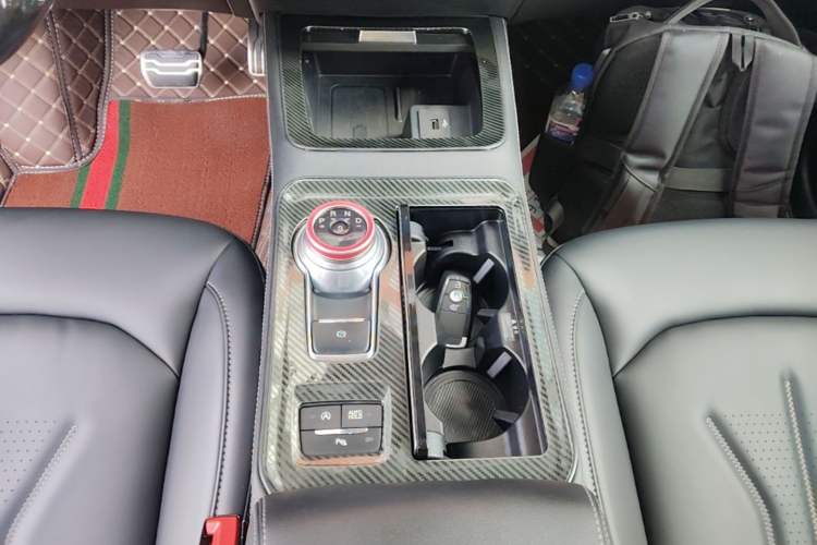Used Ford Edge 2021 PLUS EcoBoost 245 Two-Wheel-Drive Titanium 7-Seater Gear Lever
