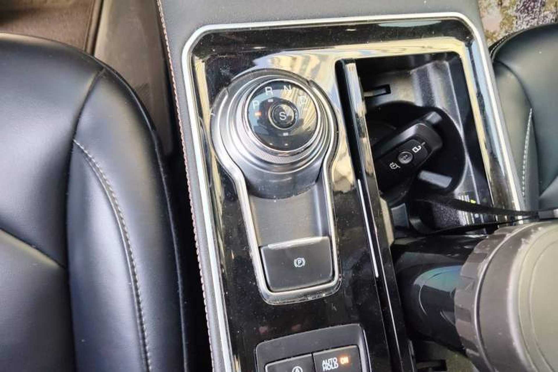 Used Ford Edge 2021 PLUS EcoBoost 245 Two-Wheel-Drive Titanium 7-Seater Gear Lever