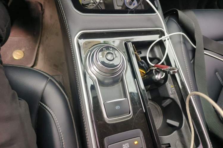 Used Ford Edge 2021 PLUS EcoBoost 245 Two-Wheel-Drive Platinum Edition 5 Seats Gear Lever