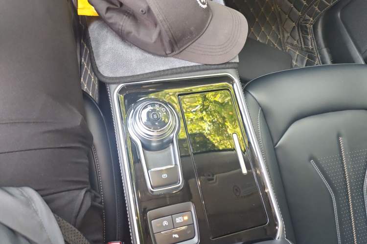 Used Ford Edge 2021 PLUS EcoBoost 245 Two-Wheel-Drive Titanium 7-Seater Gear Lever