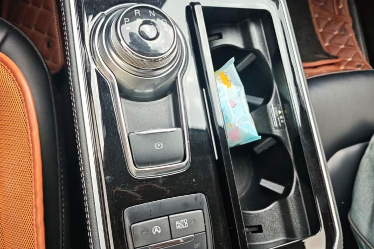 Used Ford Edge 2021 PLUS EcoBoost 245 Two-Wheel-Drive Titanium 7-Seater Gear Lever