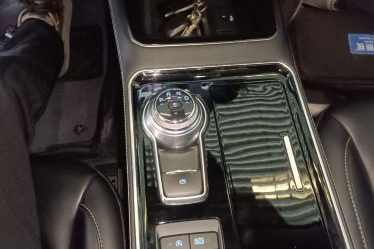Used Ford Edge 2021 PLUS EcoBoost 245 Two-Wheel-Drive Titanium 7-Seater Gear Lever