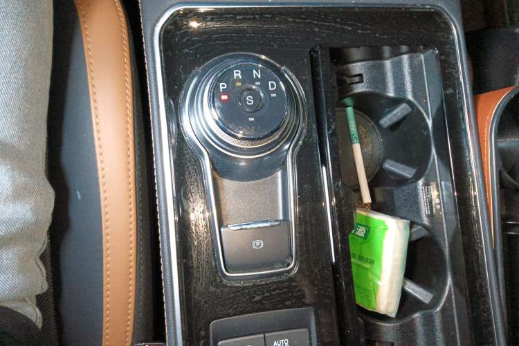 Used Ford Edge 2021 PLUS EcoBoost 245 Four-Wheel Drive Titanium Edition 7-Seater Gear Lever