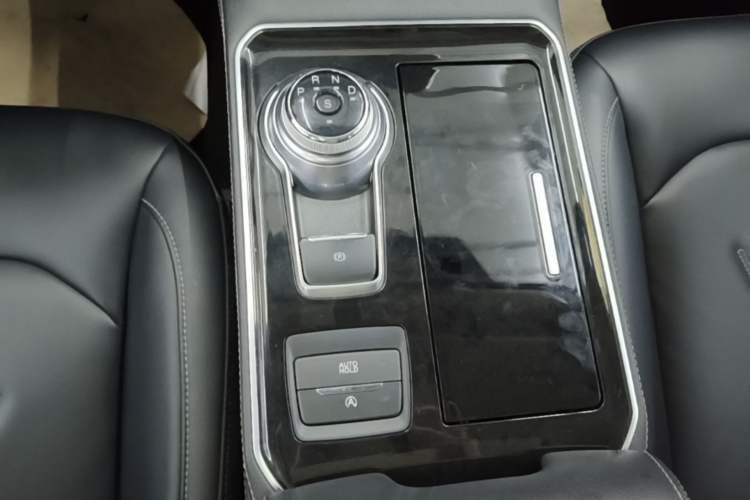 Used Ford Edge 2021 PLUS EcoBoost 245 Two-Wheel-Drive Platinum Edition 5 Seats Gear Lever